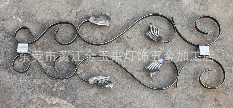 铁艺工艺品的多样魅力 扁铁弯花、铁管焊接与铁线成形之结合